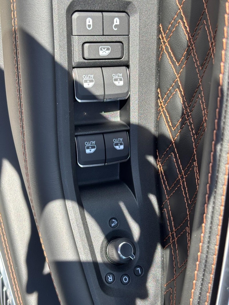 Jeep Grand Cherokee Vehicle Full-screen Gallery Image 19