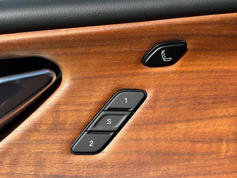 Jeep Grand Cherokee Vehicle Full-screen Gallery Image 20