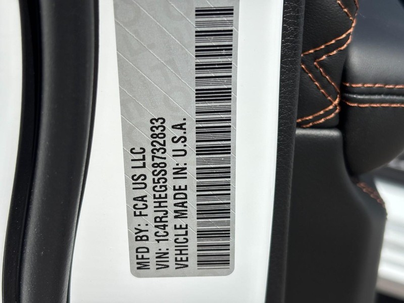 Jeep Grand Cherokee Vehicle Full-screen Gallery Image 23