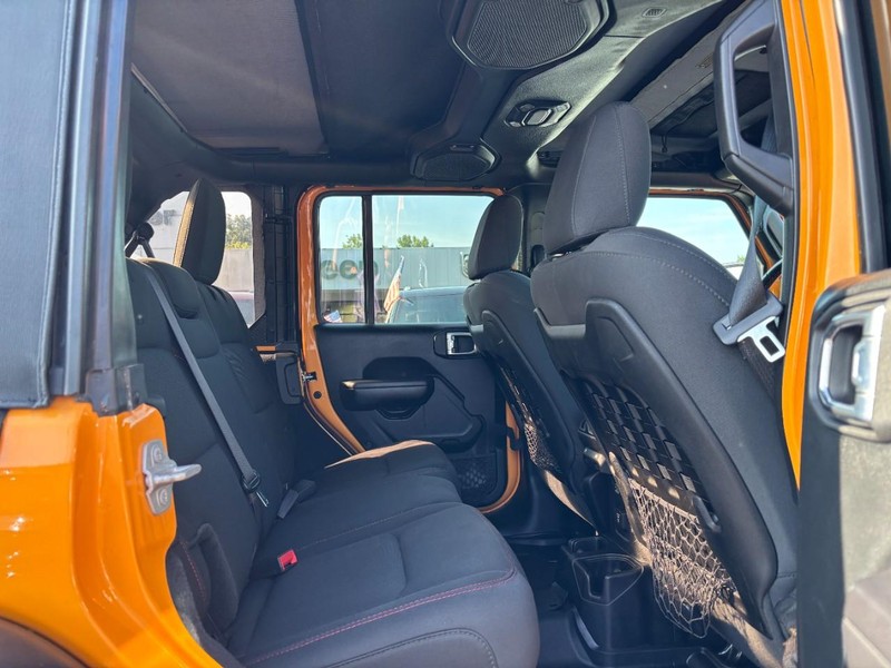 Jeep Wrangler Vehicle Full-screen Gallery Image 10