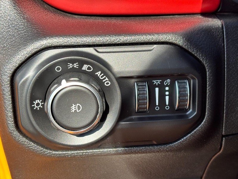 Jeep Wrangler Vehicle Full-screen Gallery Image 16