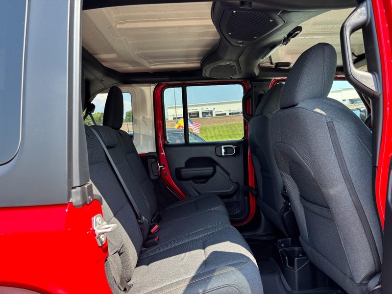 Jeep Wrangler Vehicle Full-screen Gallery Image 05