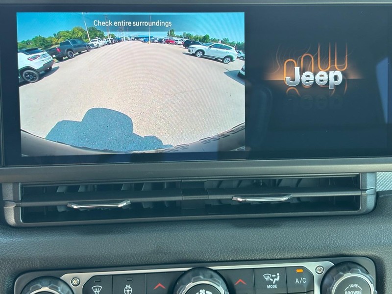 Jeep Wrangler Vehicle Full-screen Gallery Image 17