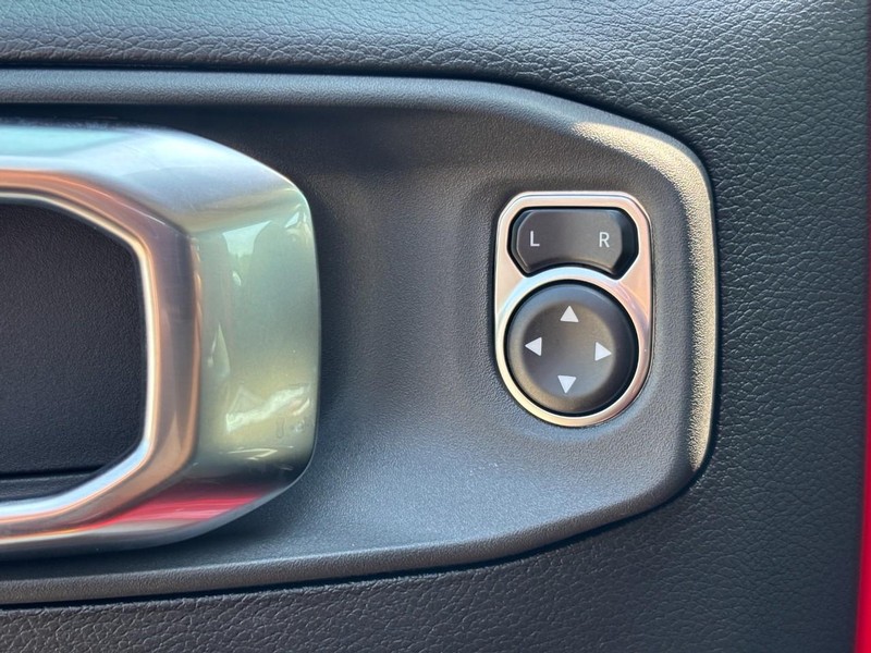 Jeep Wrangler Vehicle Full-screen Gallery Image 19