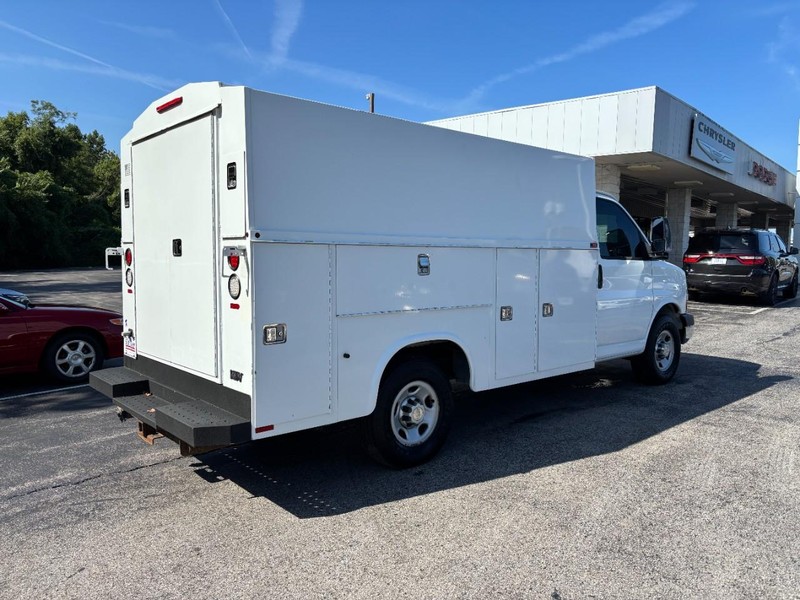 Chevrolet Express Commercial Cutaway Vehicle Full-screen Gallery Image 03
