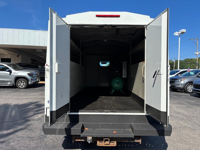 Chevrolet Express Commercial Cutaway Vehicle Full-screen Gallery Image 04