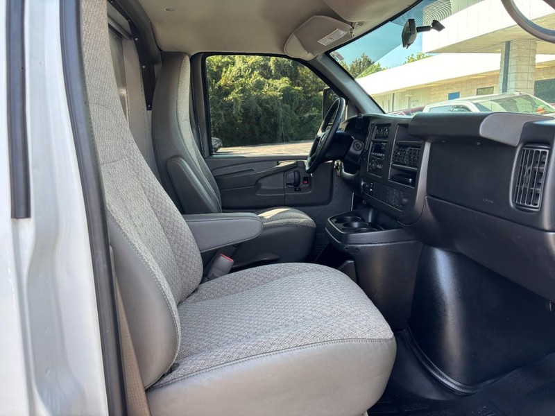 Chevrolet Express Commercial Cutaway Vehicle Full-screen Gallery Image 11