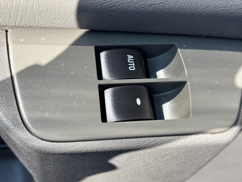 Chevrolet Express Commercial Cutaway Vehicle Full-screen Gallery Image 18