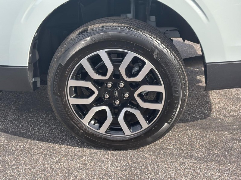 Ford Maverick Vehicle Full-screen Gallery Image 07