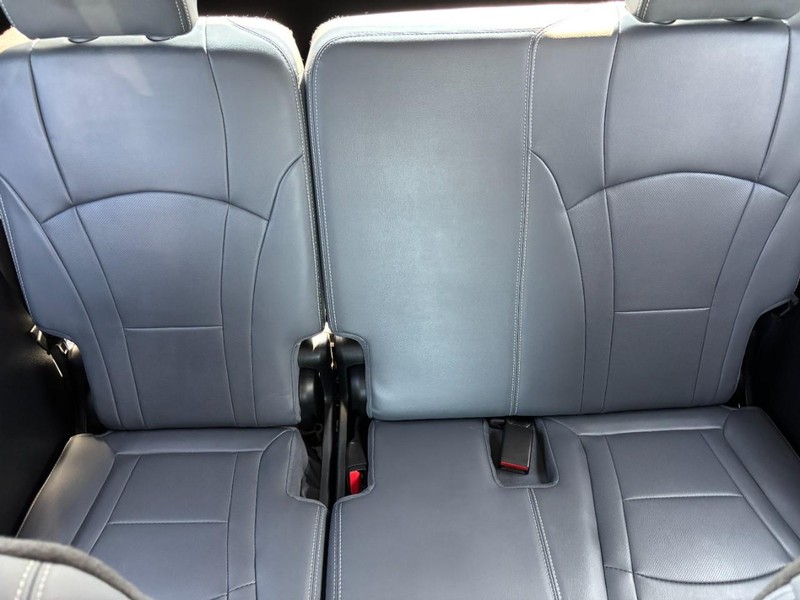 Buick Enclave Vehicle Full-screen Gallery Image 11