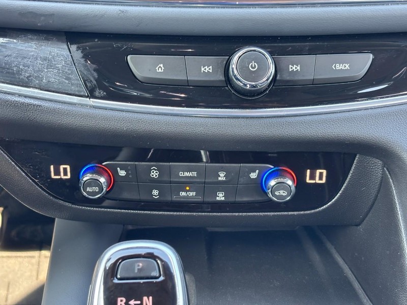 Buick Enclave Vehicle Full-screen Gallery Image 15