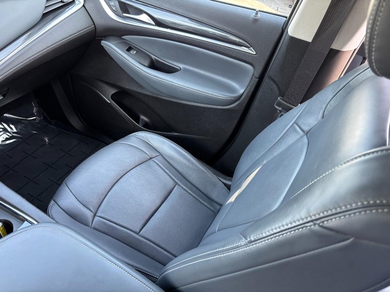 Buick Enclave Vehicle Full-screen Gallery Image 16