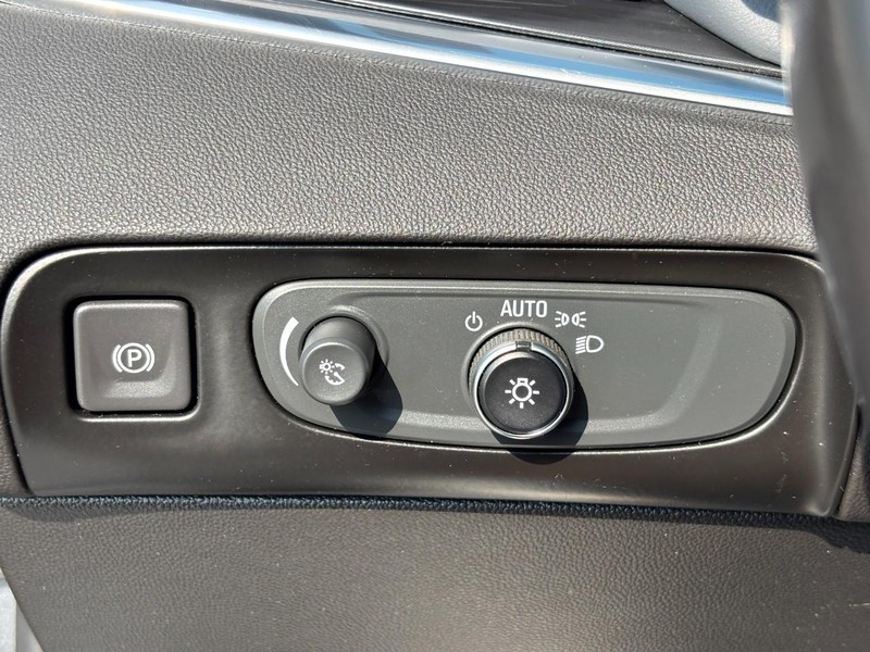 Buick Enclave Vehicle Full-screen Gallery Image 17