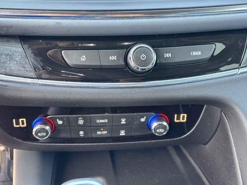 Buick Enclave Vehicle Full-screen Gallery Image 23