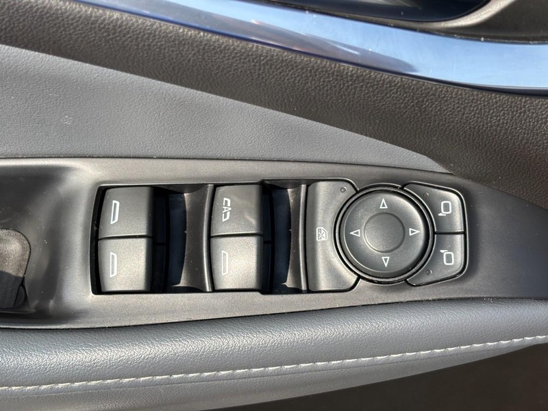 Buick Enclave Vehicle Full-screen Gallery Image 24