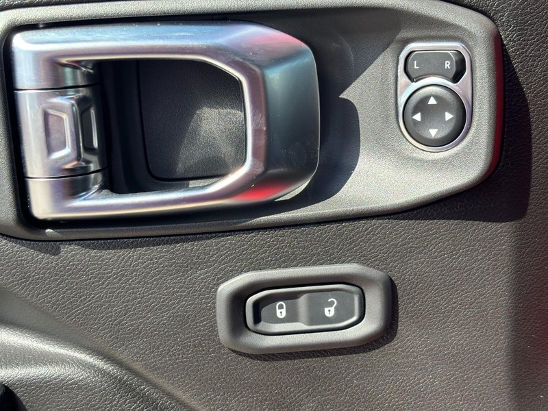 Jeep Wrangler Vehicle Full-screen Gallery Image 18