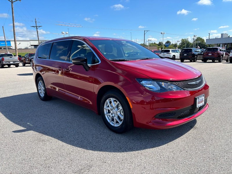 Chrysler Voyager Vehicle Full-screen Gallery Image 02