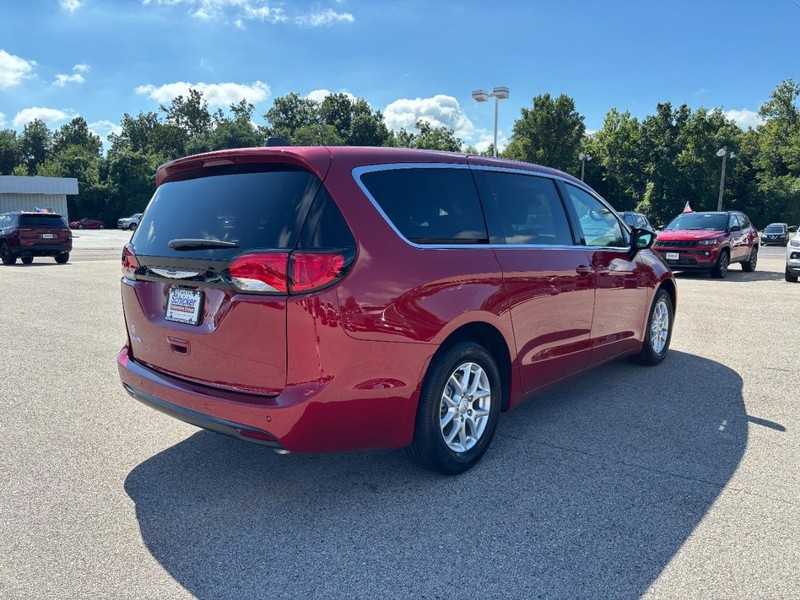 Chrysler Voyager Vehicle Full-screen Gallery Image 03