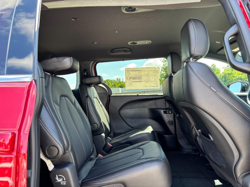 Chrysler Voyager Vehicle Full-screen Gallery Image 05