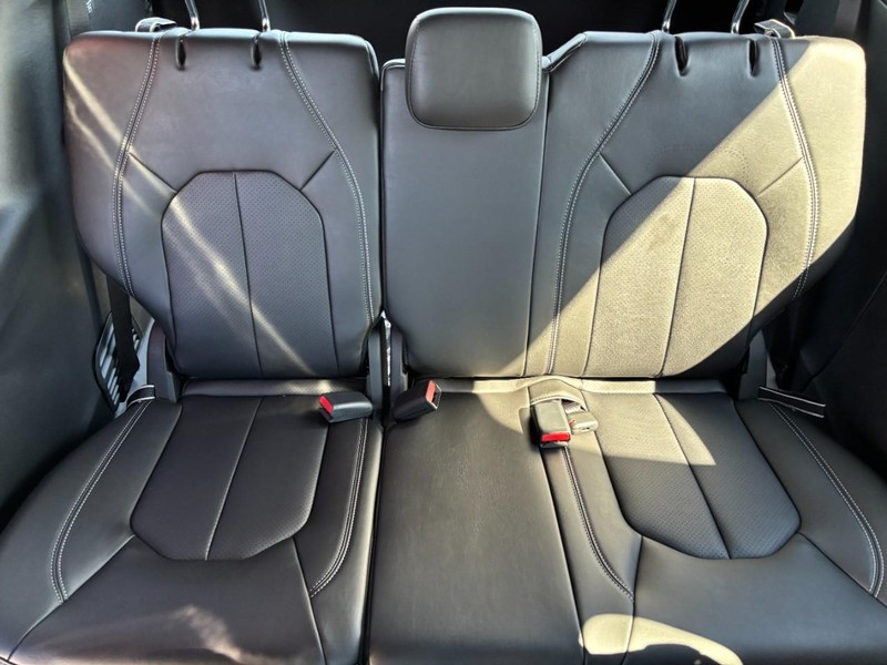 Chrysler Voyager Vehicle Full-screen Gallery Image 06