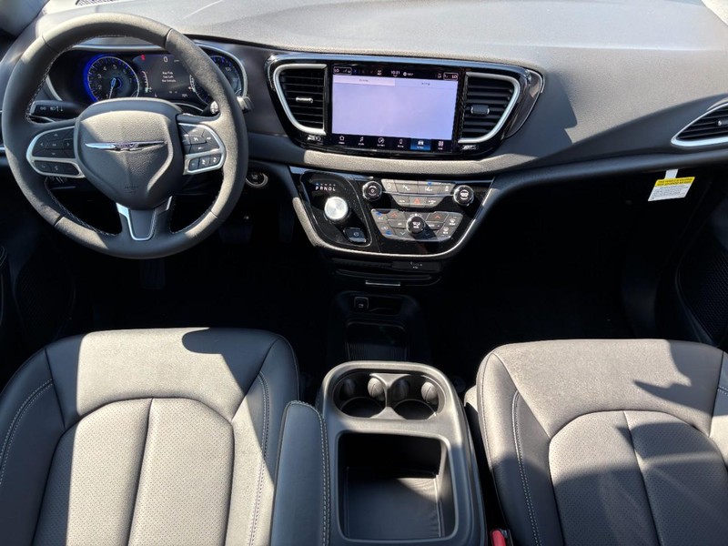 Chrysler Voyager Vehicle Full-screen Gallery Image 07