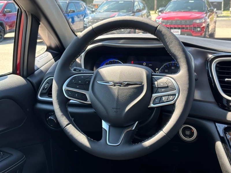 Chrysler Voyager Vehicle Full-screen Gallery Image 08