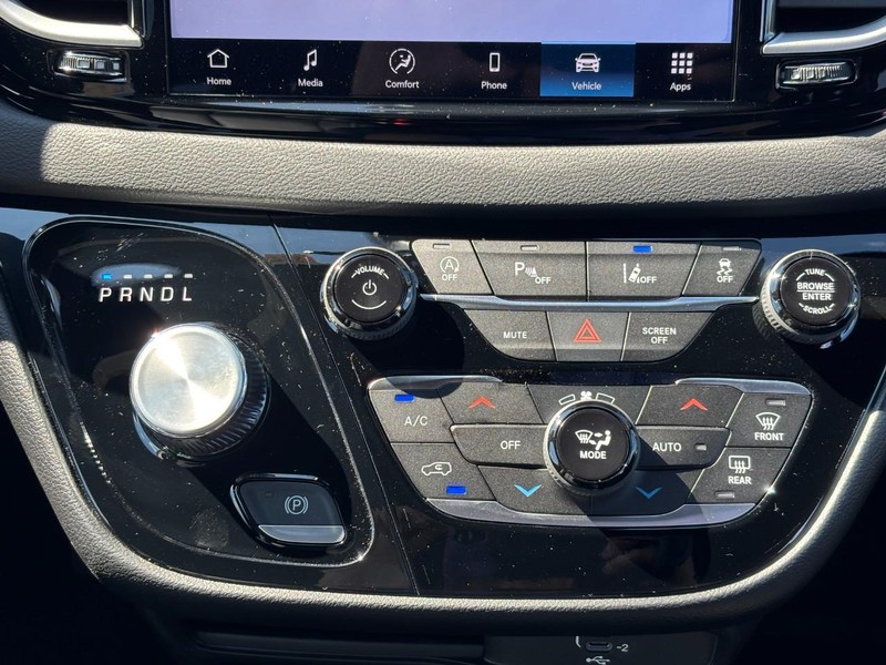 Chrysler Voyager Vehicle Full-screen Gallery Image 10