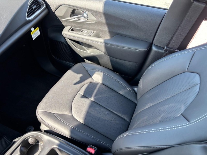 Chrysler Voyager Vehicle Full-screen Gallery Image 11