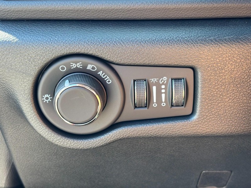 Chrysler Voyager Vehicle Full-screen Gallery Image 12