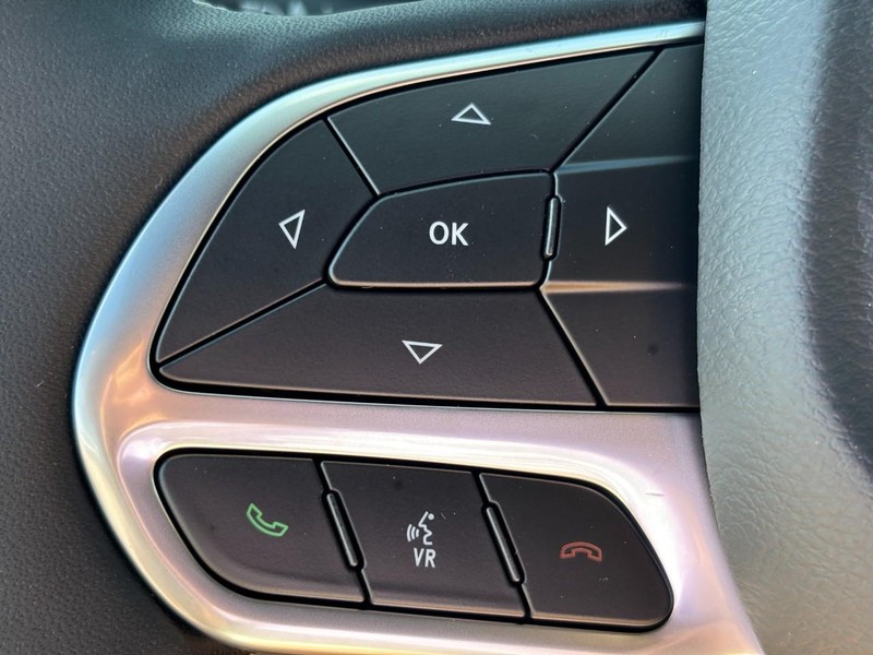 Chrysler Voyager Vehicle Full-screen Gallery Image 13