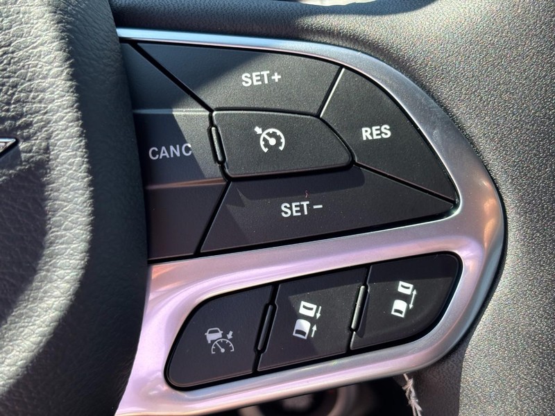 Chrysler Voyager Vehicle Full-screen Gallery Image 14