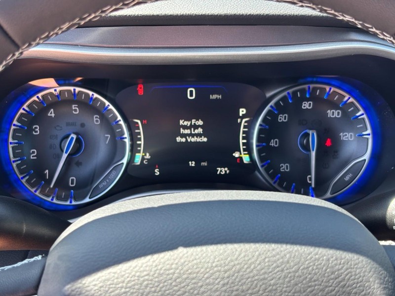 Chrysler Voyager Vehicle Full-screen Gallery Image 15