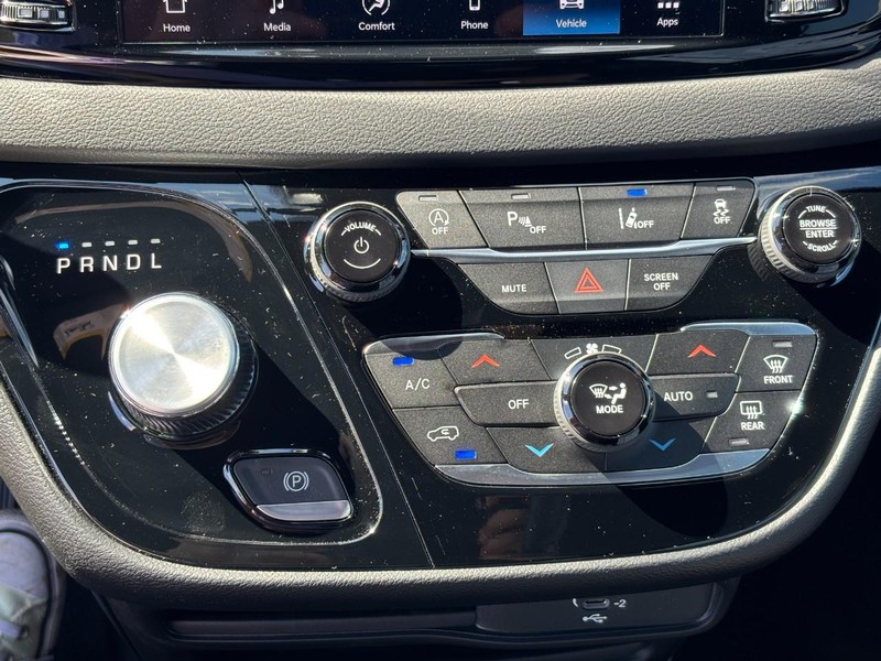 Chrysler Voyager Vehicle Full-screen Gallery Image 18