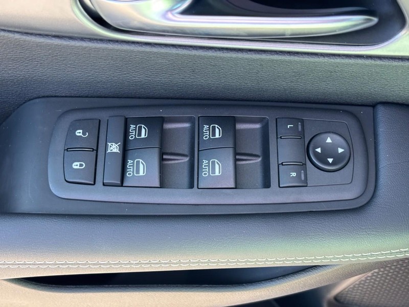 Chrysler Voyager Vehicle Full-screen Gallery Image 19