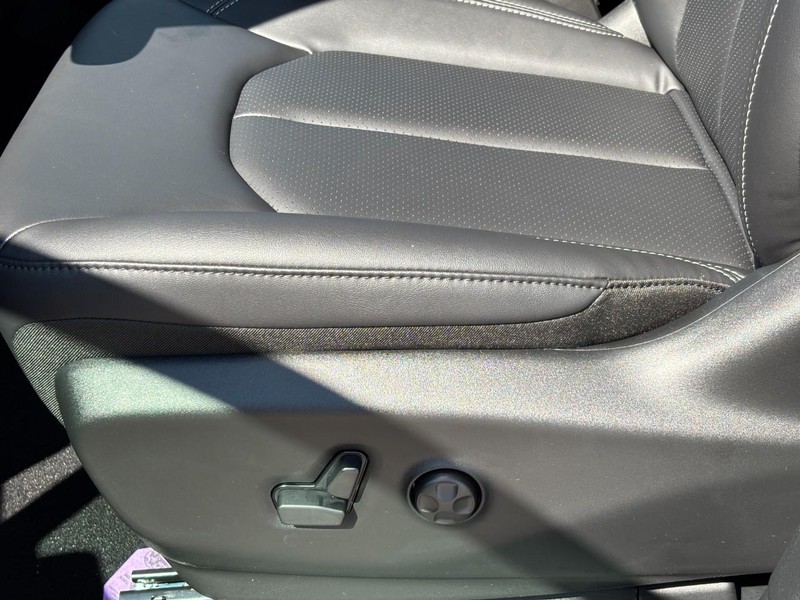 Chrysler Voyager Vehicle Full-screen Gallery Image 20