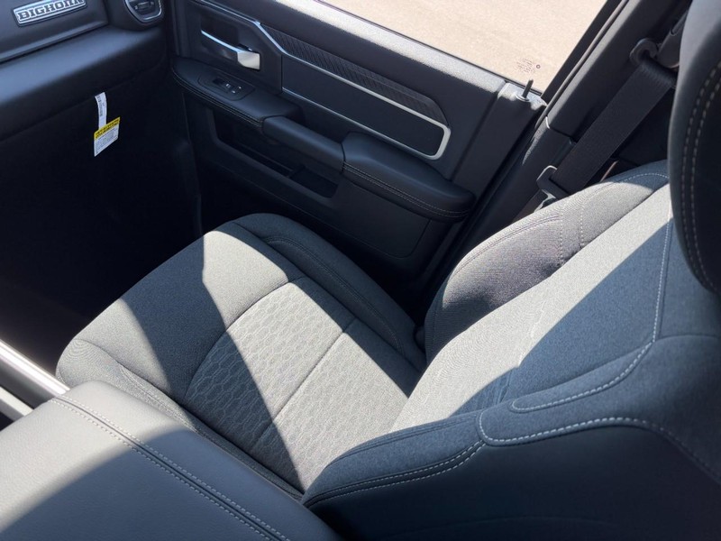 Ram 2500 Vehicle Full-screen Gallery Image 09