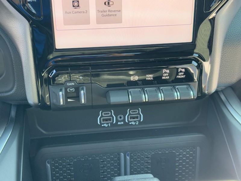 Ram 2500 Vehicle Full-screen Gallery Image 16