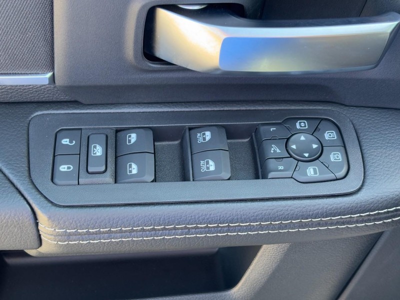 Ram 2500 Vehicle Full-screen Gallery Image 17