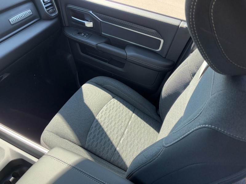 Ram 2500 Vehicle Full-screen Gallery Image 09