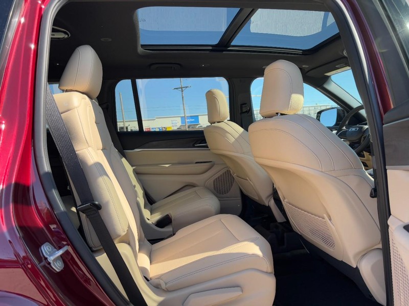 Jeep Grand Cherokee L Vehicle Full-screen Gallery Image 05