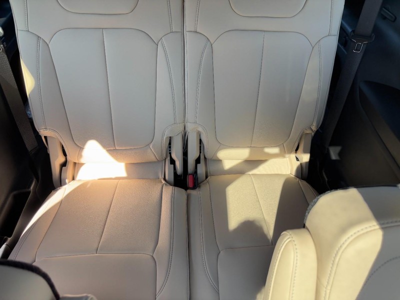 Jeep Grand Cherokee L Vehicle Full-screen Gallery Image 06