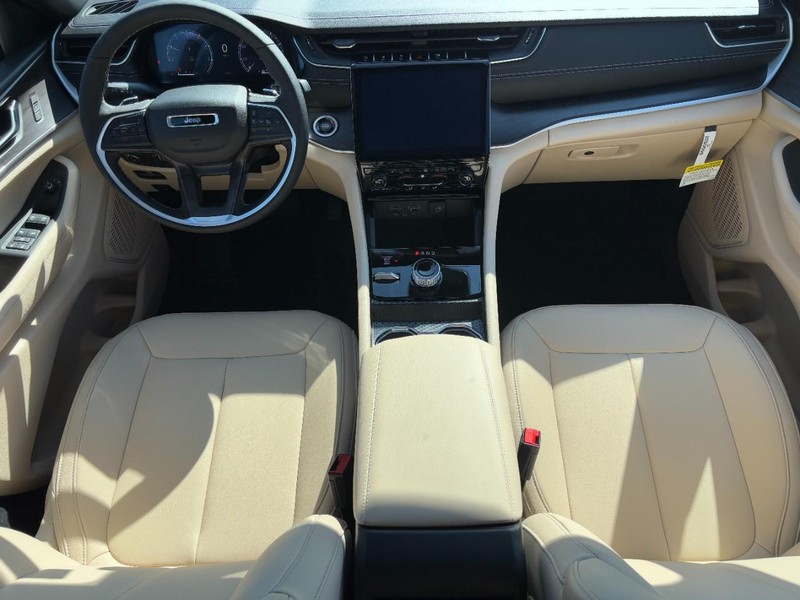 Jeep Grand Cherokee L Vehicle Full-screen Gallery Image 07