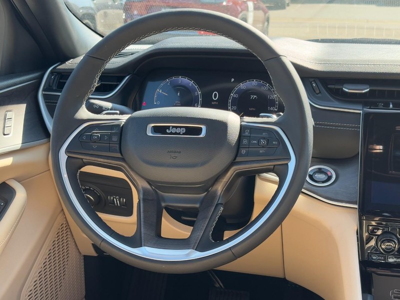 Jeep Grand Cherokee L Vehicle Full-screen Gallery Image 08