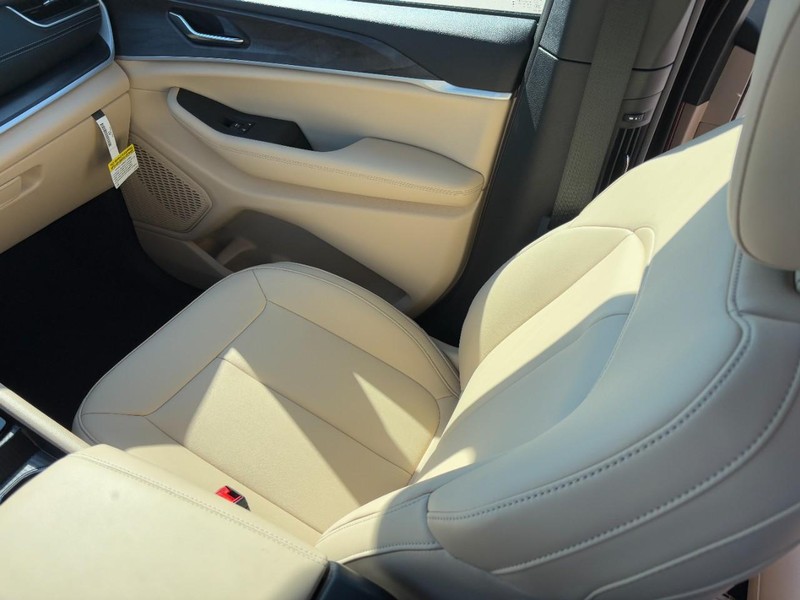 Jeep Grand Cherokee L Vehicle Full-screen Gallery Image 11