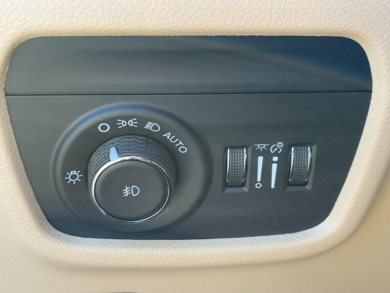 Jeep Grand Cherokee L Vehicle Full-screen Gallery Image 12