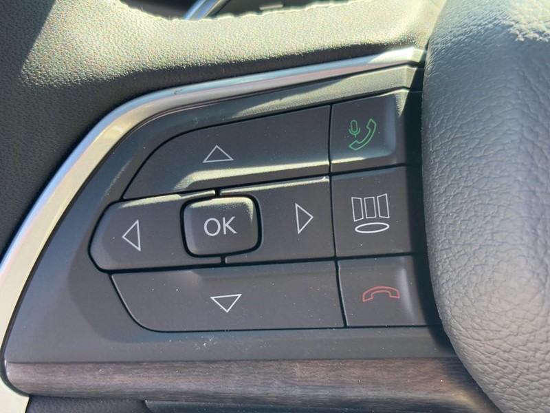 Jeep Grand Cherokee L Vehicle Full-screen Gallery Image 13