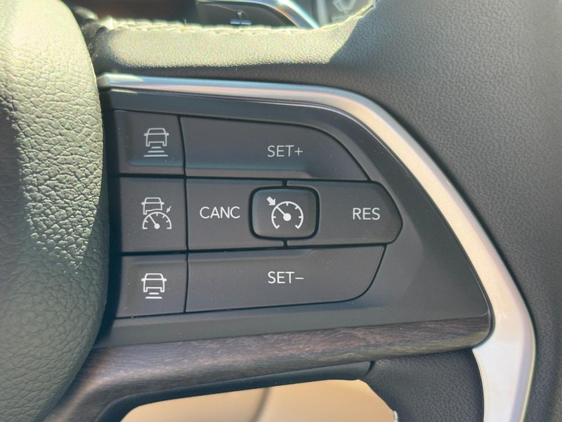 Jeep Grand Cherokee L Vehicle Full-screen Gallery Image 14