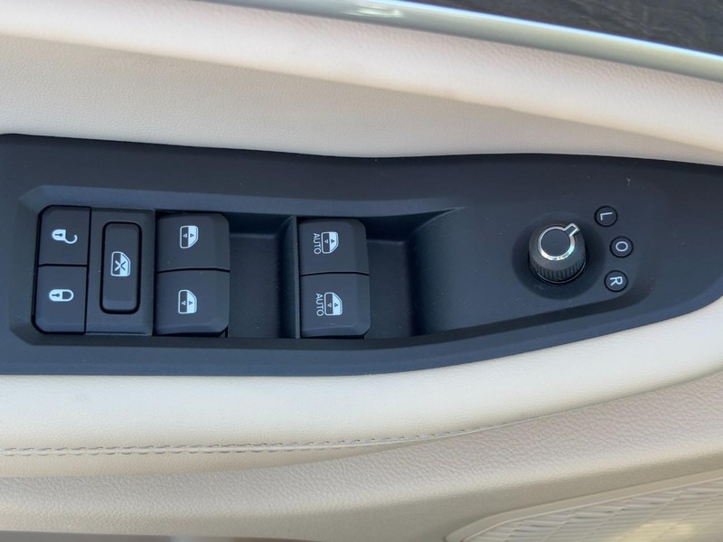 Jeep Grand Cherokee L Vehicle Full-screen Gallery Image 20