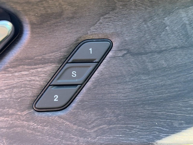 Jeep Grand Cherokee L Vehicle Full-screen Gallery Image 21