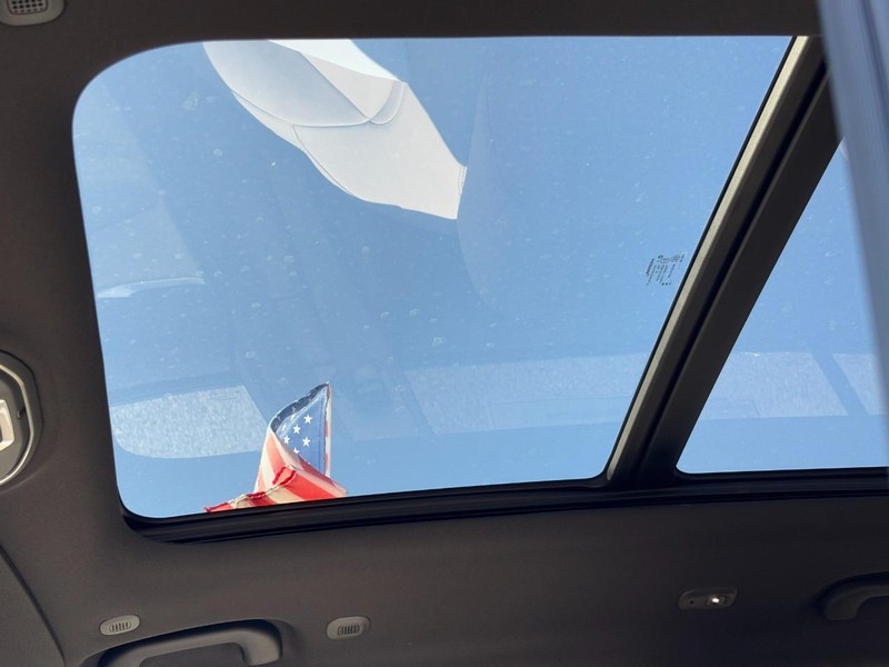 Jeep Grand Cherokee L Vehicle Full-screen Gallery Image 23